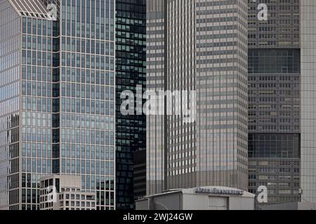 Alti edifici, castelli di cemento grigio con l'opera, Francoforte sul meno, Germania, Europa Foto Stock
