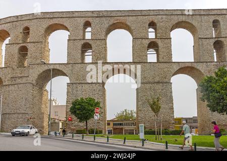 Kavala, Grecia - 22 ottobre 2023: Acquedotto Kamares storico punto di riferimento struttura in pietra approvvigionamento idrico in città. Foto Stock