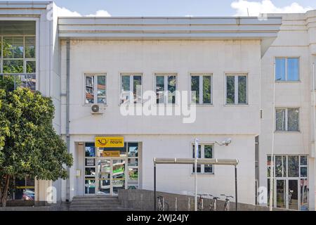 Ohrid, Macedonia del Nord - 23 ottobre 2023: Edificio dell'ufficio postale macedone sul lago di Ohrid. Foto Stock