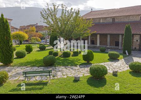 Ohrid, Macedonia del Nord - 23 ottobre 2023: Giardino coltivato nel cortile della Chiesa ortodossa macedone di Santa Sofia, giorno d'autunno. Foto Stock