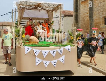 Festa regina ragazze su un galleggiante durante le feste estive annuali 15 agosto 2023 nel villaggio di Lantadilla Palencia Castiglia e Leon Spagna Foto Stock