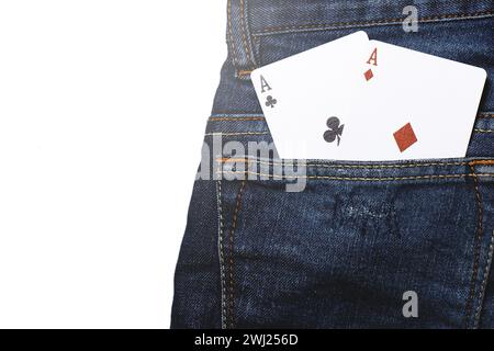 Un paio di carte ACE all'interno della tasca dei jeans blu navy Foto Stock