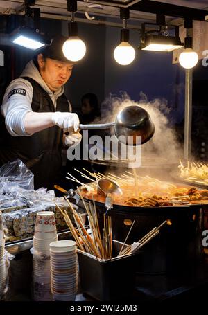 SEOUL - bancarelle alimentari al mercato notturno di Myeongdong a Seoul Foto Stock