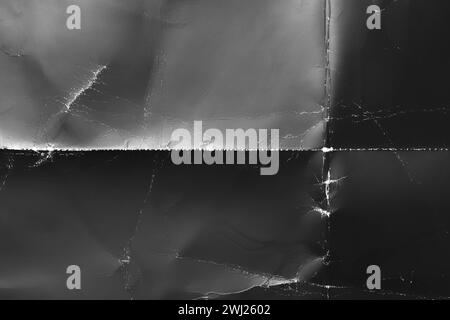 Carta nera usurata con pieghe spiegazzate. Motivo grunge naturale astratto con superficie di cartone scura invecchiata. Splendida carta da parati in stile Halloween Foto Stock