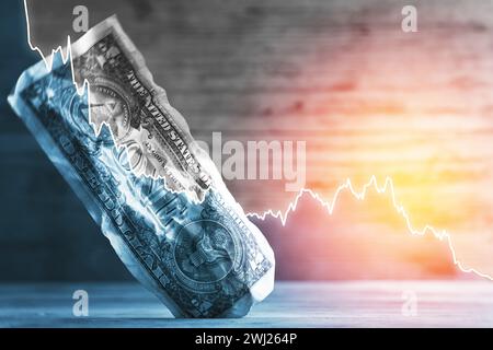 Fattura in USD con grafico sparkline in caduta sovrapposto. Concetto di crisi economica, inflazione, crescita negativa del PIL Foto Stock