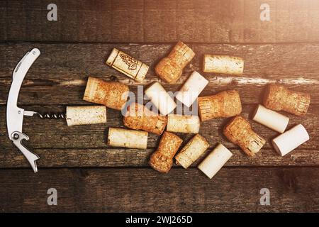 Cavatappi e tappi per vino d'annata su un tavolo di legno Foto Stock