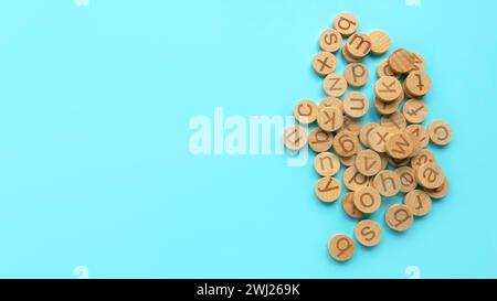 Alfabeto di legno su sfondo blu. Foto Stock