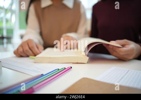 L'apprendimento con gli amici i giovani studenti universitari Tutor per l'esame aiuta i compiti scolastici insieme withÂ la cattura degli amici Foto Stock