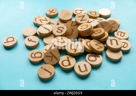 Alfabeto di legno su sfondo blu. Foto Stock