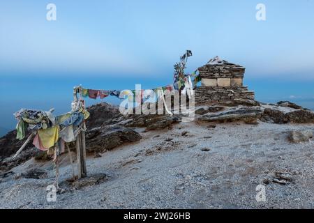 Bandiere di preghiera buddiste su un corten buddista sulla rotta del campo base dell'Everest in Himalaya, Nepal. Sventolando bandiere di preghiera buddiste in una splendida terra di montagna Foto Stock