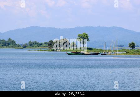 Barche da pesca sul lago Kaptai. Questa foto è stata scattata da Chittagong, Bangladesh. Foto Stock