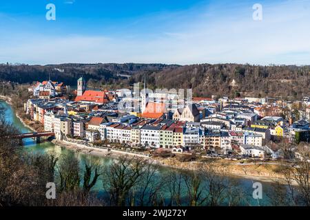 Wasserburg am Inn, romantica cittadina bavarese sul fiume Inn in inverno, vista aerea panoramica Foto Stock