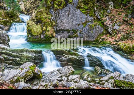 Cascata di Rottach vicino al lago Tegernsee in inverno, Rottach-Egern, Baviera, Germania Foto Stock