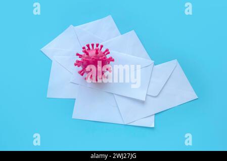 Virus informatici diffusi nel concetto di posta elettronica.minaccia da malware, virus, trojan o hacker. Foto Stock