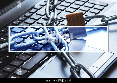 Lucchetto e computer portatile con campo password. Concetti di privacy delle informazioni e sicurezza informatica Foto Stock