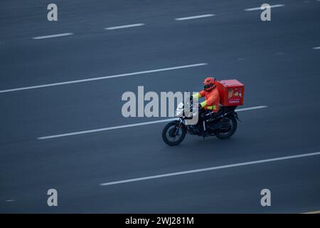 Fattorino Talabat food Delivery Rider on Road Foto Stock