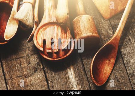 Set di vari utensili da cucina in legno sul tavolo Foto Stock