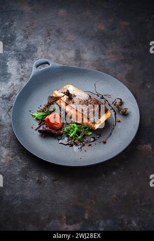 Tradizionale tataki di pesce di salmone giapponese gourmet con alghe Foto Stock