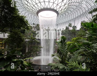 Turisti che visitano le iconiche cascate dell'aeroporto Jewel in Changi Foto Stock