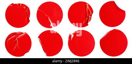 Un set di etichette adesive in carta rotonda rossa vuote isolate su sfondo bianco. Foto Stock