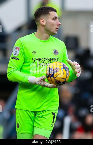 Il portiere dello Shrewsbury Town Marko Marosi durante la partita Sky Bet League One a Pride Park, Derby. Data foto: Sabato 10 febbraio 2024. Foto Stock