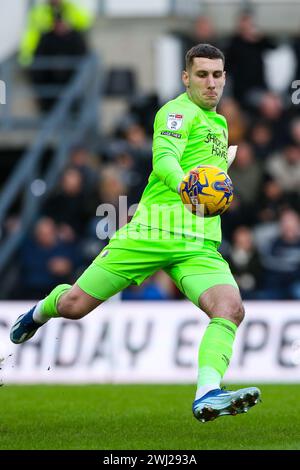 Il portiere dello Shrewsbury Town Marko Marosi durante la partita Sky Bet League One a Pride Park, Derby. Data foto: Sabato 10 febbraio 2024. Foto Stock