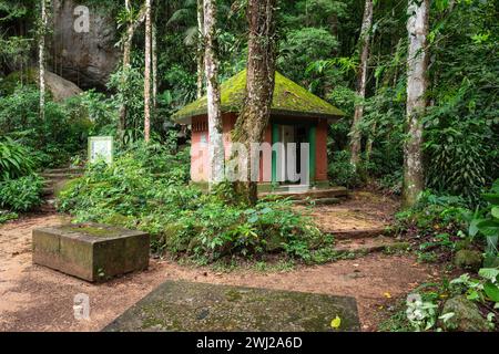 Piccola capanna da bagno nell'area verde della foresta pluviale, il Parco Nazionale di Tijuca Foto Stock