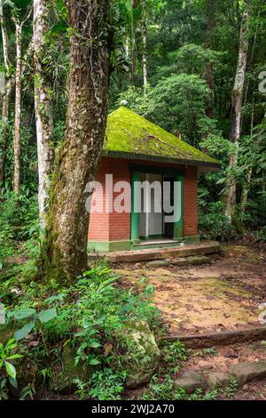 Piccola capanna da bagno nell'area verde della foresta pluviale, il Parco Nazionale di Tijuca Foto Stock