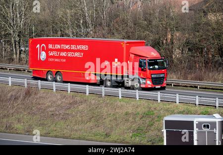 Royal mail camion che si unisce all'autostrada M40 allo svincolo 15, Warwickshire, Regno Unito Foto Stock