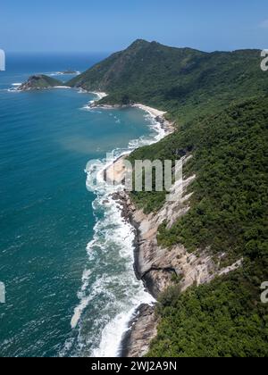 Splendida vista aerea della verde foresta pluviale deserta Foto Stock