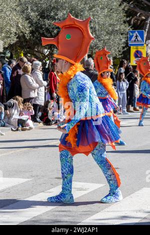 Palamos, Spagna - 11 febbraio 2024, tradizionale parata di carnevale in una piccola città Palamos, in Catalogna, in Spagna . Foto Stock