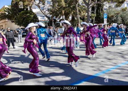 Palamos, Spagna - 11 febbraio 2024, tradizionale parata di carnevale in una piccola città Palamos, in Catalogna, in Spagna . Foto Stock
