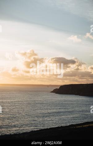 Una verticale di tramonto sull'oceano in Cornovaglia, Regno Unito Foto Stock