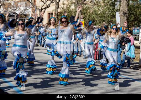 Palamos, Spagna - 11 febbraio 2024, tradizionale parata di carnevale in una piccola città Palamos, in Catalogna, in Spagna . Foto Stock