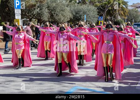 Palamos, Spagna - 11 febbraio 2024, tradizionale parata di carnevale in una piccola città Palamos, in Catalogna, in Spagna . Foto Stock