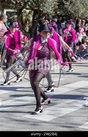 Palamos, Spagna - 11 febbraio 2024, tradizionale parata di carnevale in una piccola città Palamos, in Catalogna, in Spagna . Foto Stock