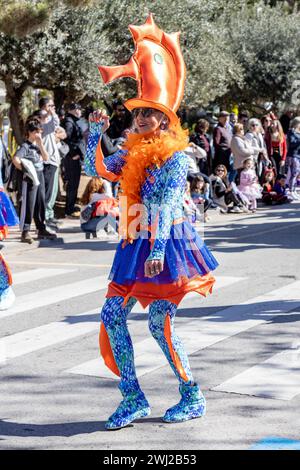 Palamos, Spagna - 11 febbraio 2024, tradizionale parata di carnevale in una piccola città Palamos, in Catalogna, in Spagna . Foto Stock