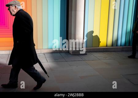 Un anziano acquirente passa davanti all'esterno del magazzino Fenwick's, ora chiuso, in New Bond Street, il 12 febbraio 2024, a Londra, Inghilterra. Foto Stock