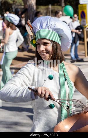 Palamos, Spagna - 11 febbraio 2024, tradizionale parata di carnevale in una piccola città Palamos, in Catalogna, in Spagna . Foto Stock