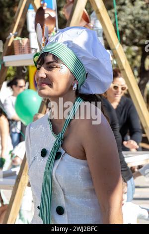 Palamos, Spagna - 11 febbraio 2024, tradizionale parata di carnevale in una piccola città Palamos, in Catalogna, in Spagna . Foto Stock