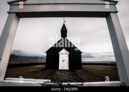 La piccola chiesa nera di Budir, la chiesa nera di Búðakirkja. Foto Stock