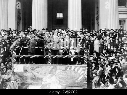 Douglas Fairbanks in Liberty Loan Drive, in piedi sulla piattaforma, di fronte alla folla - Harris & Ewing - 1918 Foto Stock