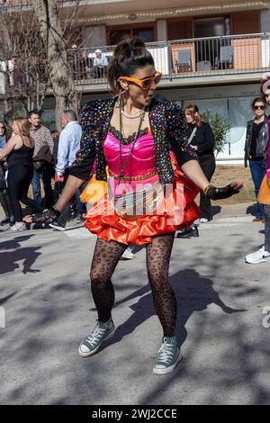 Palamos, Spagna - 11 febbraio 2024, tradizionale parata di carnevale in una piccola città Palamos, in Catalogna, in Spagna . Foto Stock
