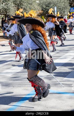 Palamos, Spagna - 11 febbraio 2024, tradizionale parata di carnevale in una piccola città Palamos, in Catalogna, in Spagna . Foto Stock