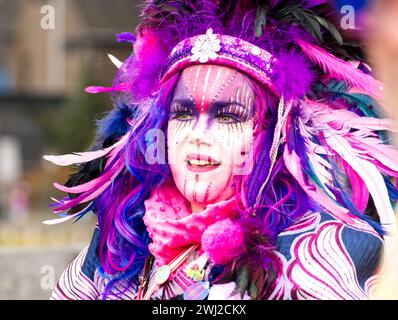 Maastricht, Paesi Bassi. 11 febbraio 2024: Partecipazione alla sfilata di Carnevale attraverso il centro di Maastricht la domenica di Carnevale. Anna Carpendale/Alamy Live News Foto Stock