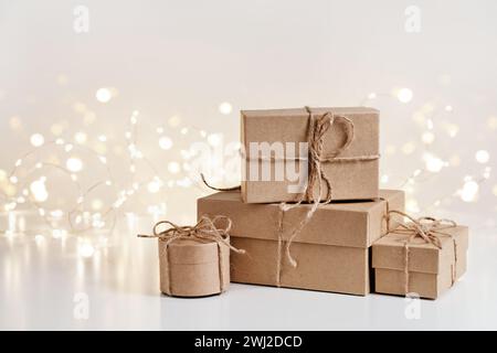 Composizione di scatole regalo natalizie sostenibili su uno sfondo bokeh brillante. Natale zero sprechi, giorno di pugilato e vacanze invernali Foto Stock