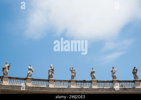 Roma Italia - 21 maggio 2011; statue di Santa in cima al colonnato di St Piazza di Pietro. Nella città del Vaticano. Foto Stock