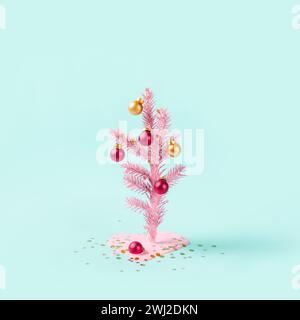 Albero di Natale dipinto decorato con palle rosse e dorate. La vernice fluisce e forma una macchia. Concetto di vacanza minimalista Foto Stock