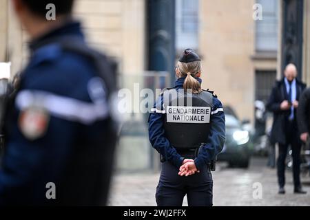 Parigi, Francia. 10 febbraio 2024. L'immagine mostra una poliziotta donna di polizia o gendarme della gendarmeria con uniforme garanzia di sicurezza durante un "seminario di lavoro" ministeriale del governo con il primo ministro francese all'Hotel Matignon il 10 febbraio 2024 a Parigi, in Francia. Crediti: Victor Joly/Alamy Live News Foto Stock