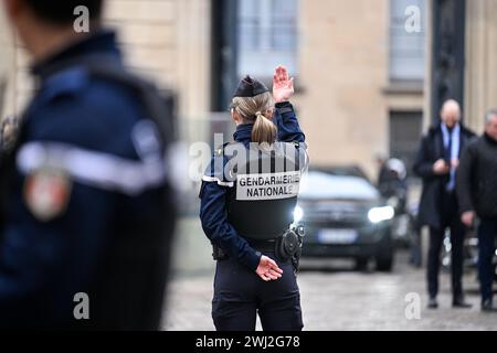 L'immagine mostra una poliziotta donna di polizia o gendarme della gendarmeria con uniforme garanzia di sicurezza durante un "seminario di lavoro" ministeriale del governo con il primo ministro francese all'Hotel Matignon il 10 febbraio 2024 a Parigi, in Francia. Foto Stock